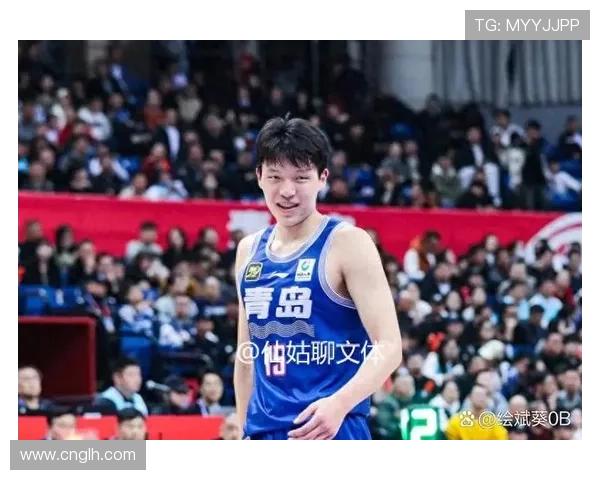 杨瀚森深夜回青岛球迷热情迎接